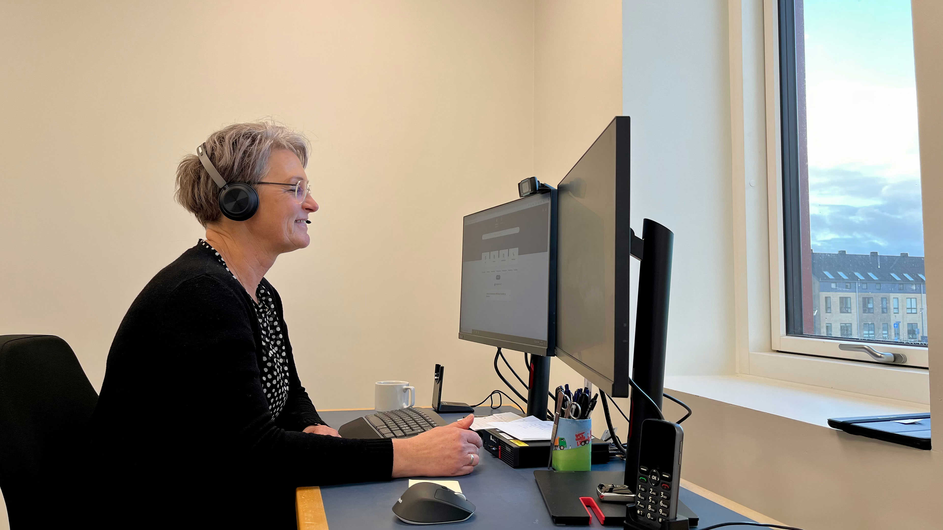 En medarbejder der siedder ved sin computer