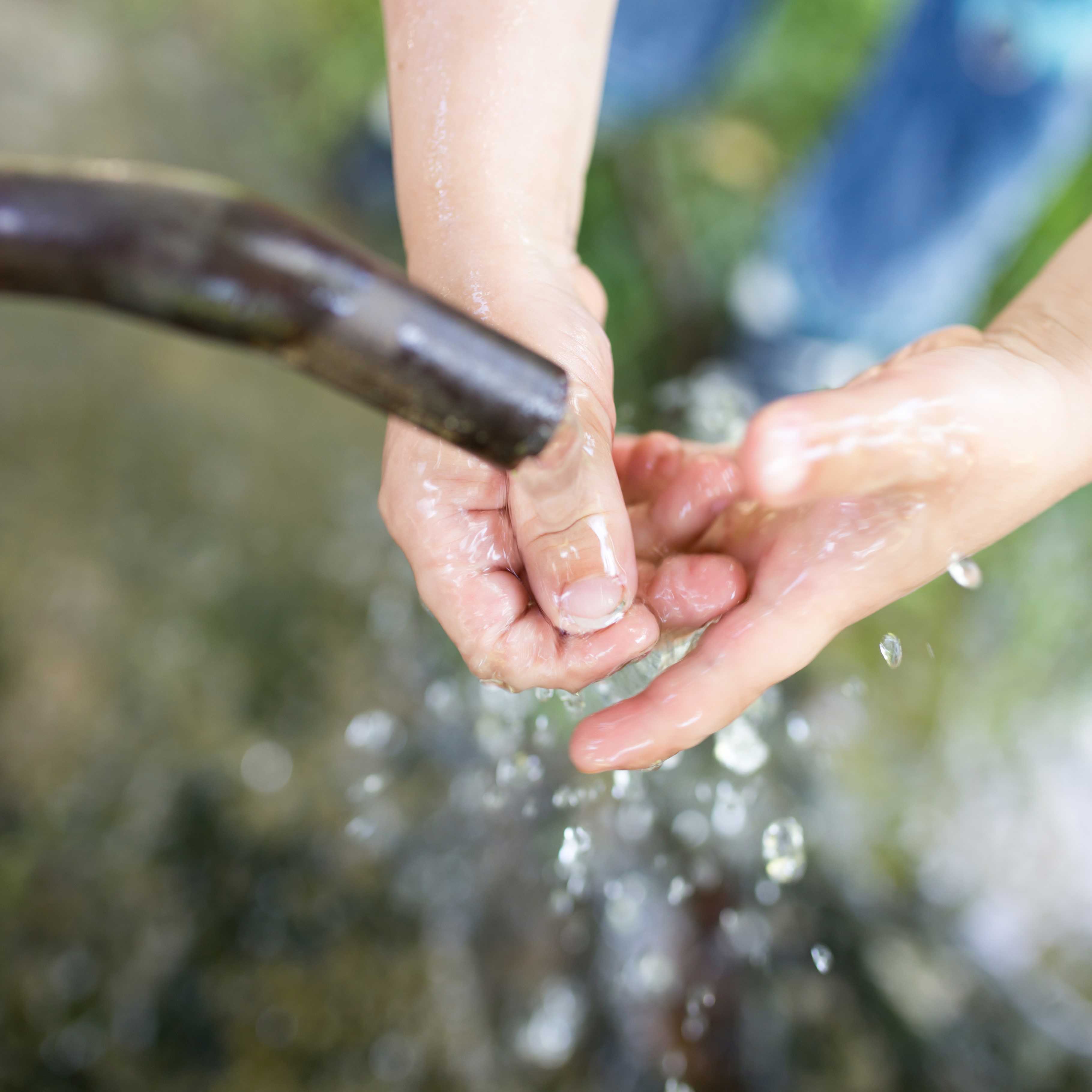 Vasker hænder ved vandhane