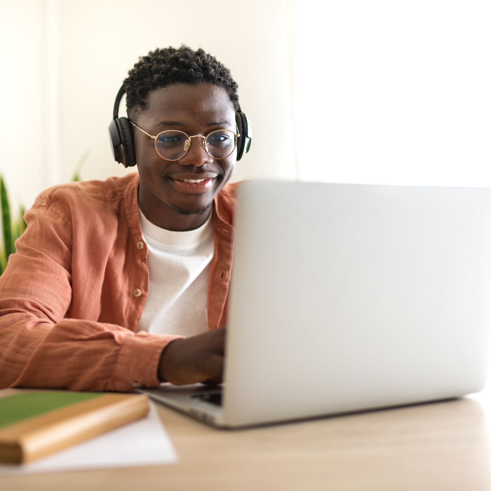 Ung arbejder ved bærbar