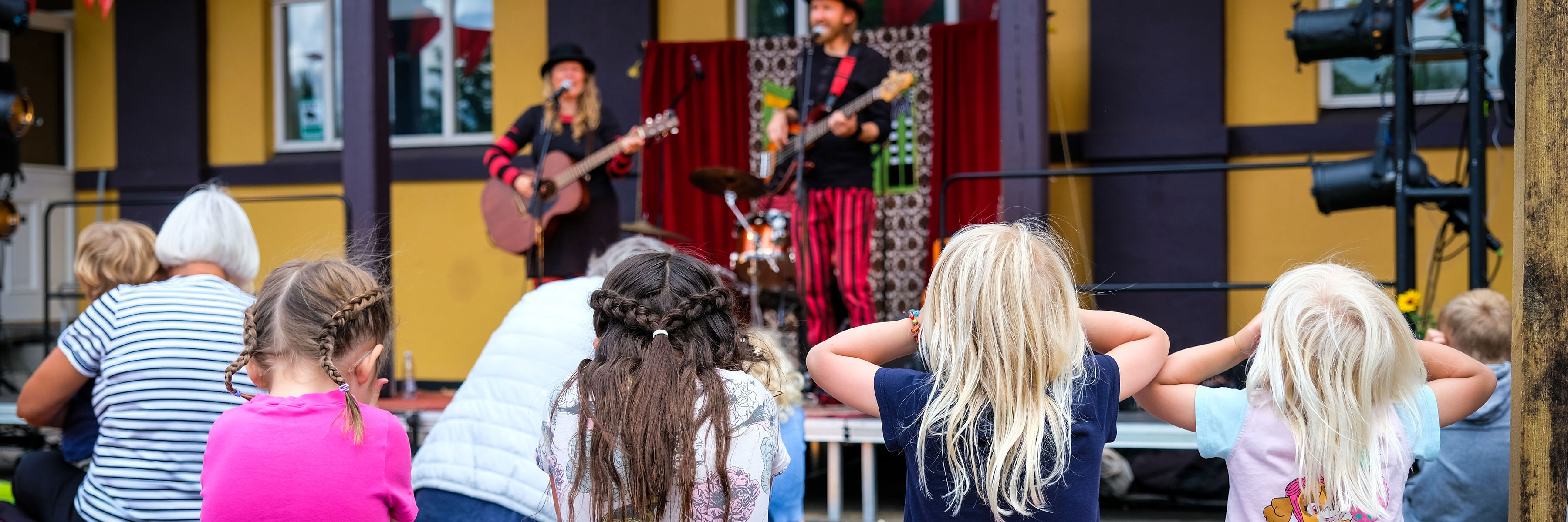 Børn ser teater på Bastionen