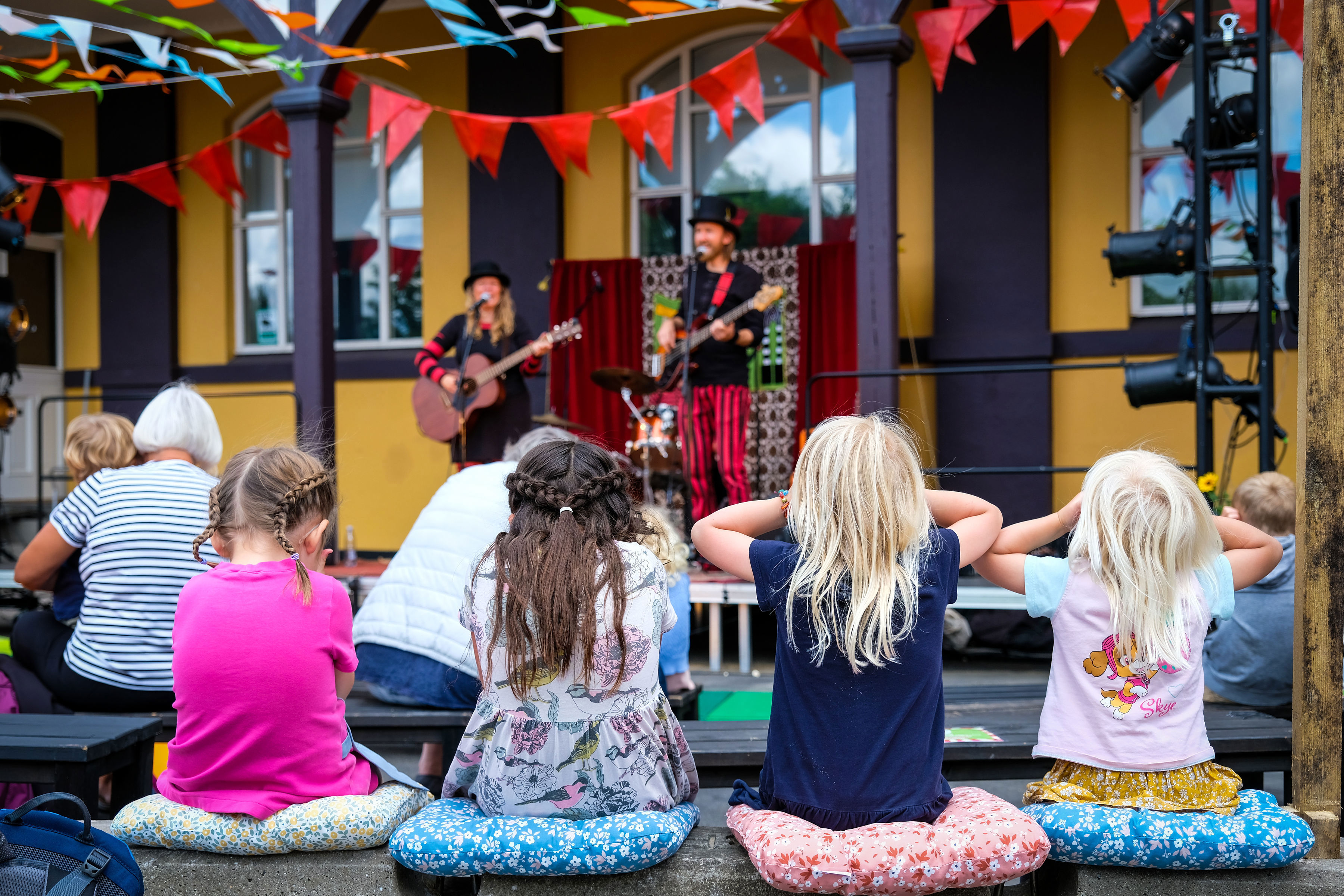 Børn ser teater på Bastionen