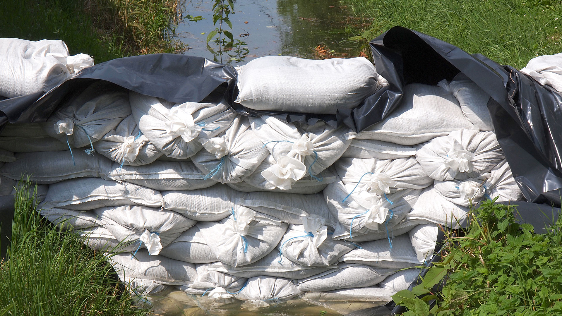 Sandsække ved en å