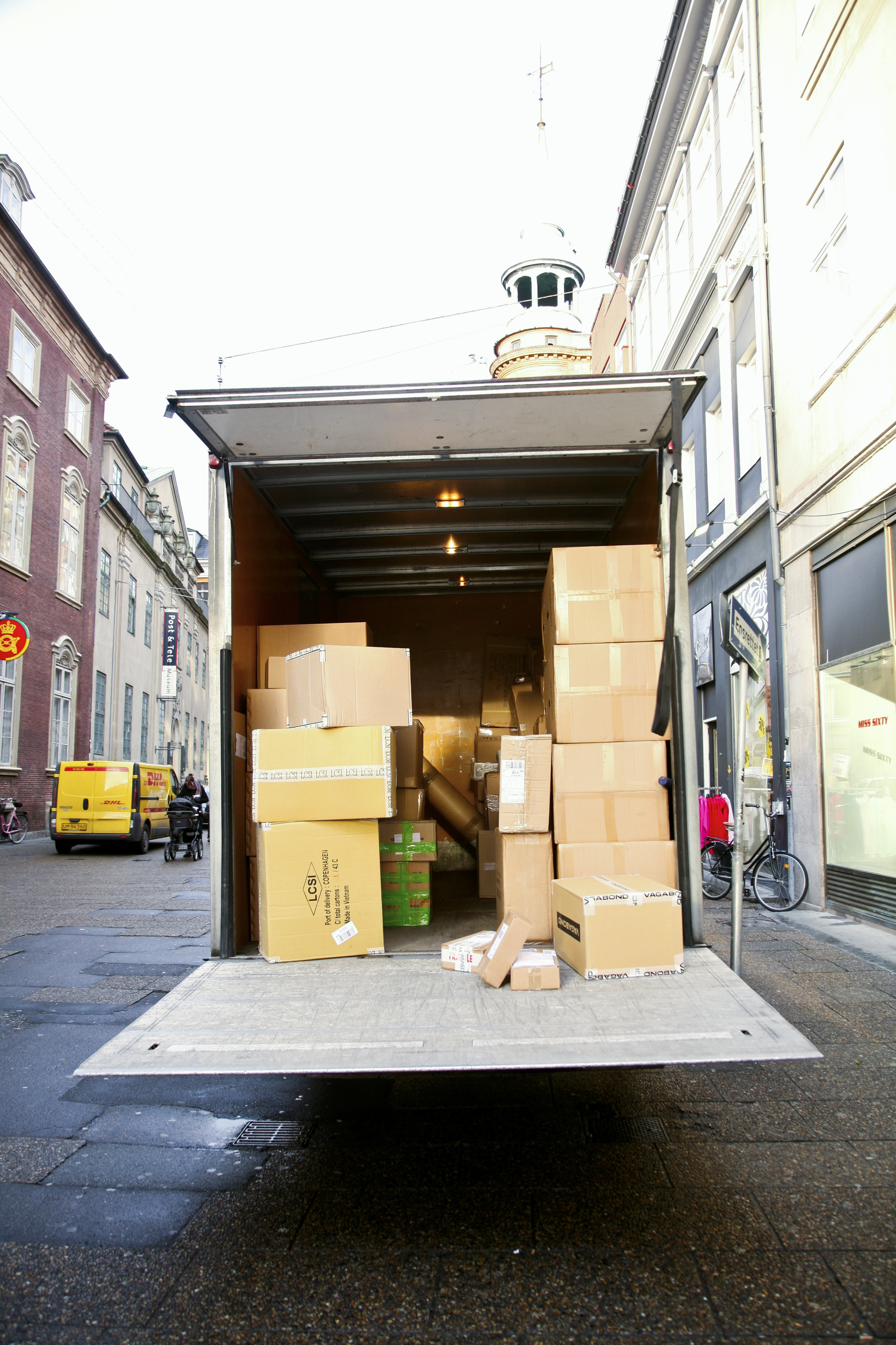 Parkering af vogn midt på vej