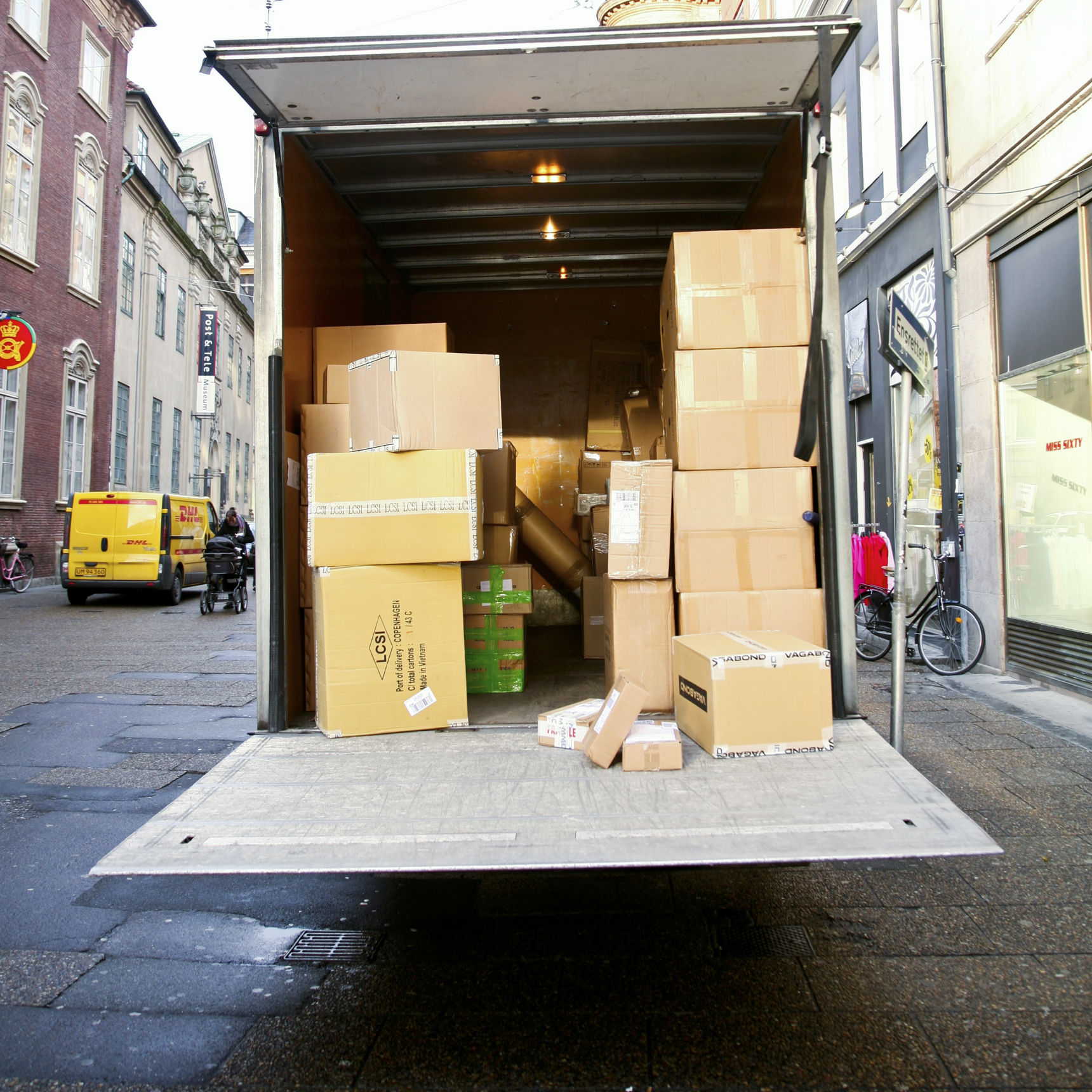 Parkering af vogn midt på vej