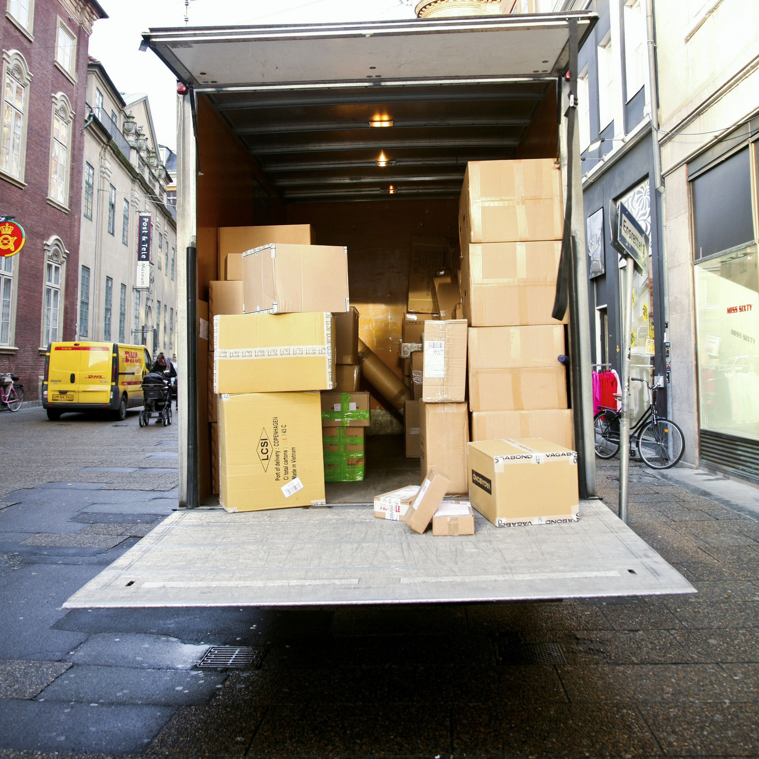 Parkering af vogn midt på vej