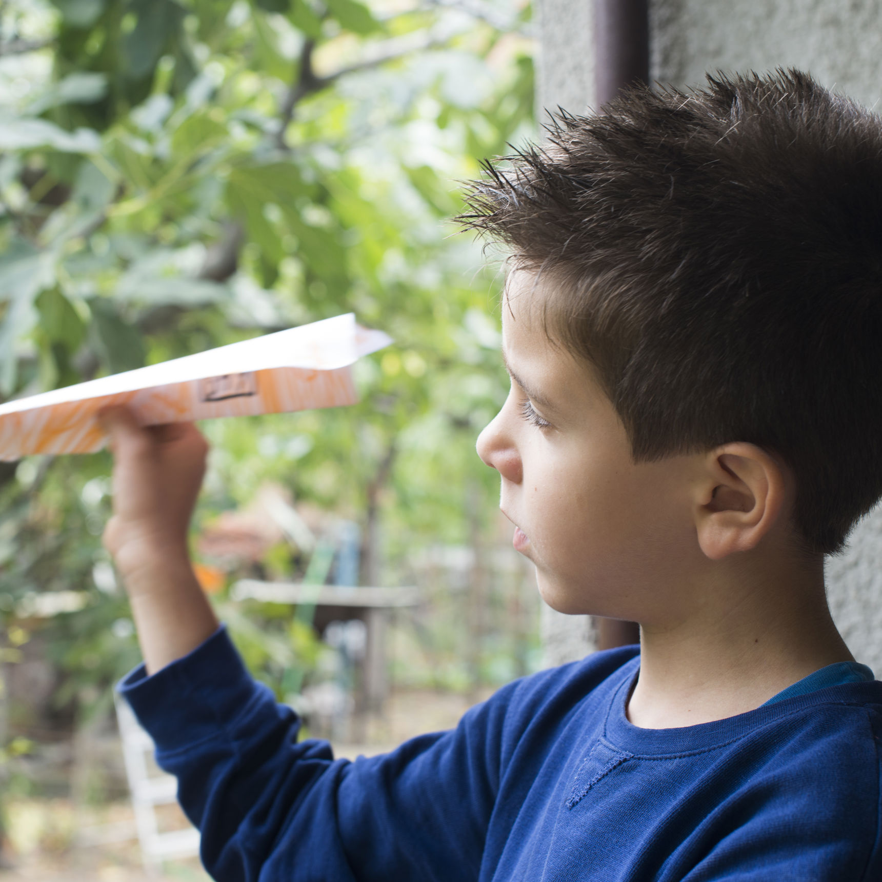 Dreng med papirflyver