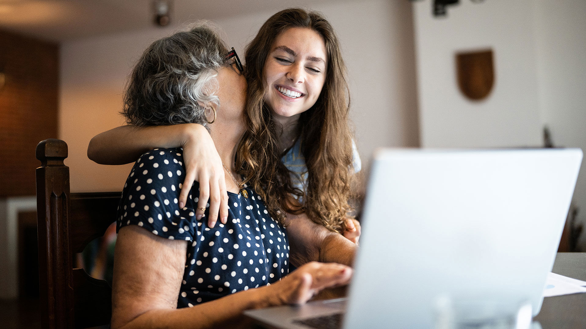 To generationer der krammer hinaden foran en PC // Foto: KL