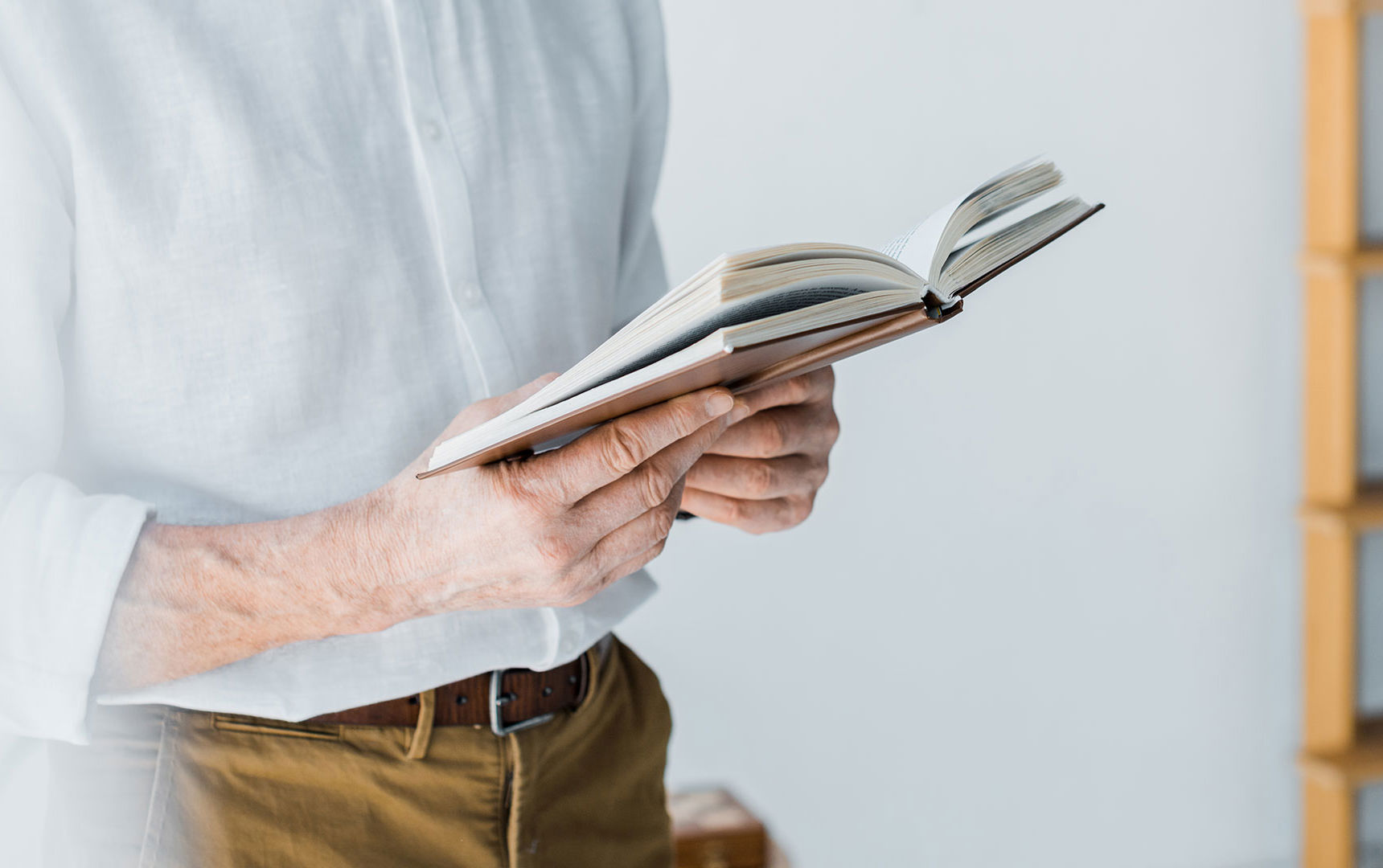 Hænder der holder en bog