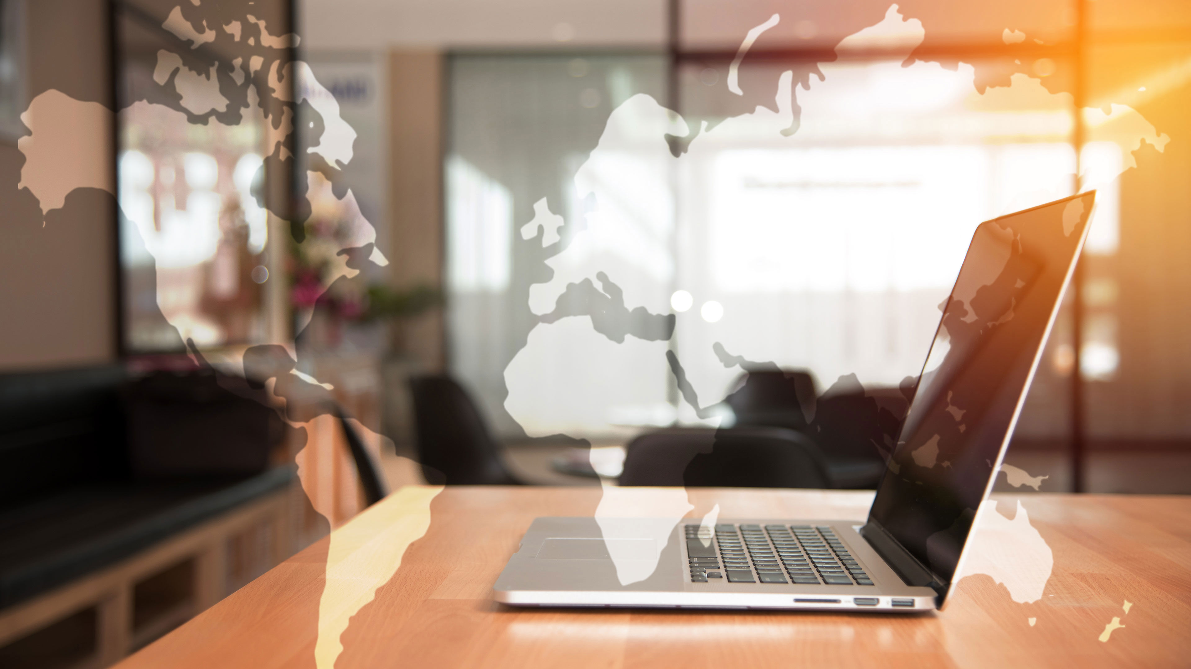 Virtuelt verdenskort hen over en PC // Foto: Colourbox