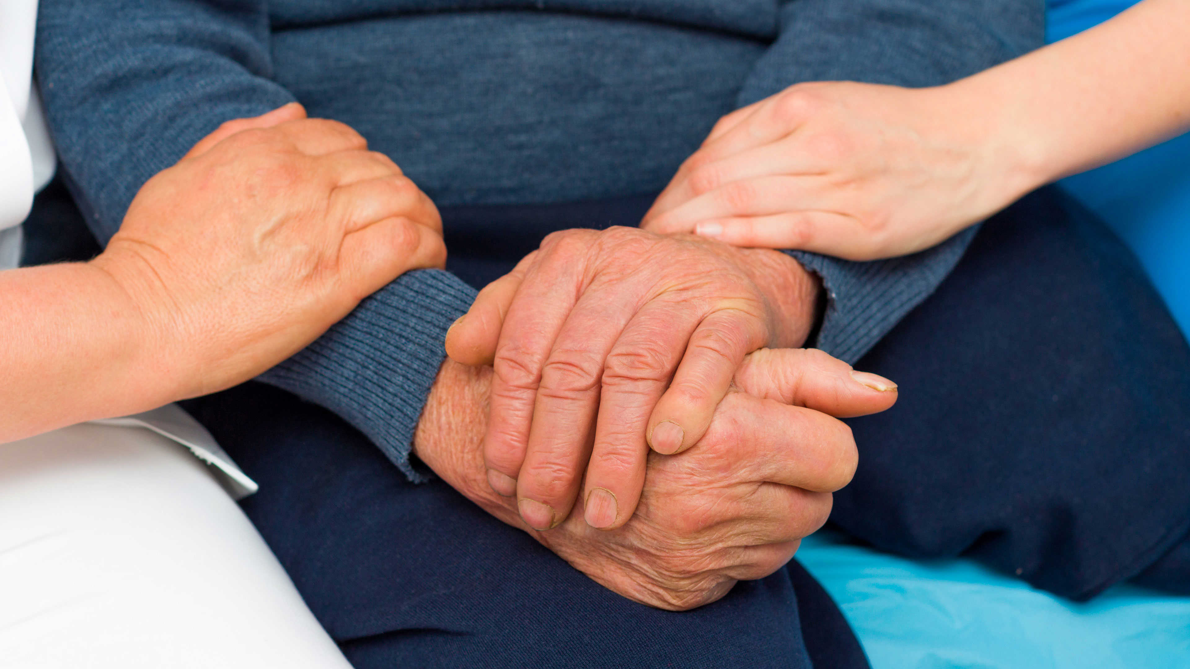 Hænder der yder omsorg