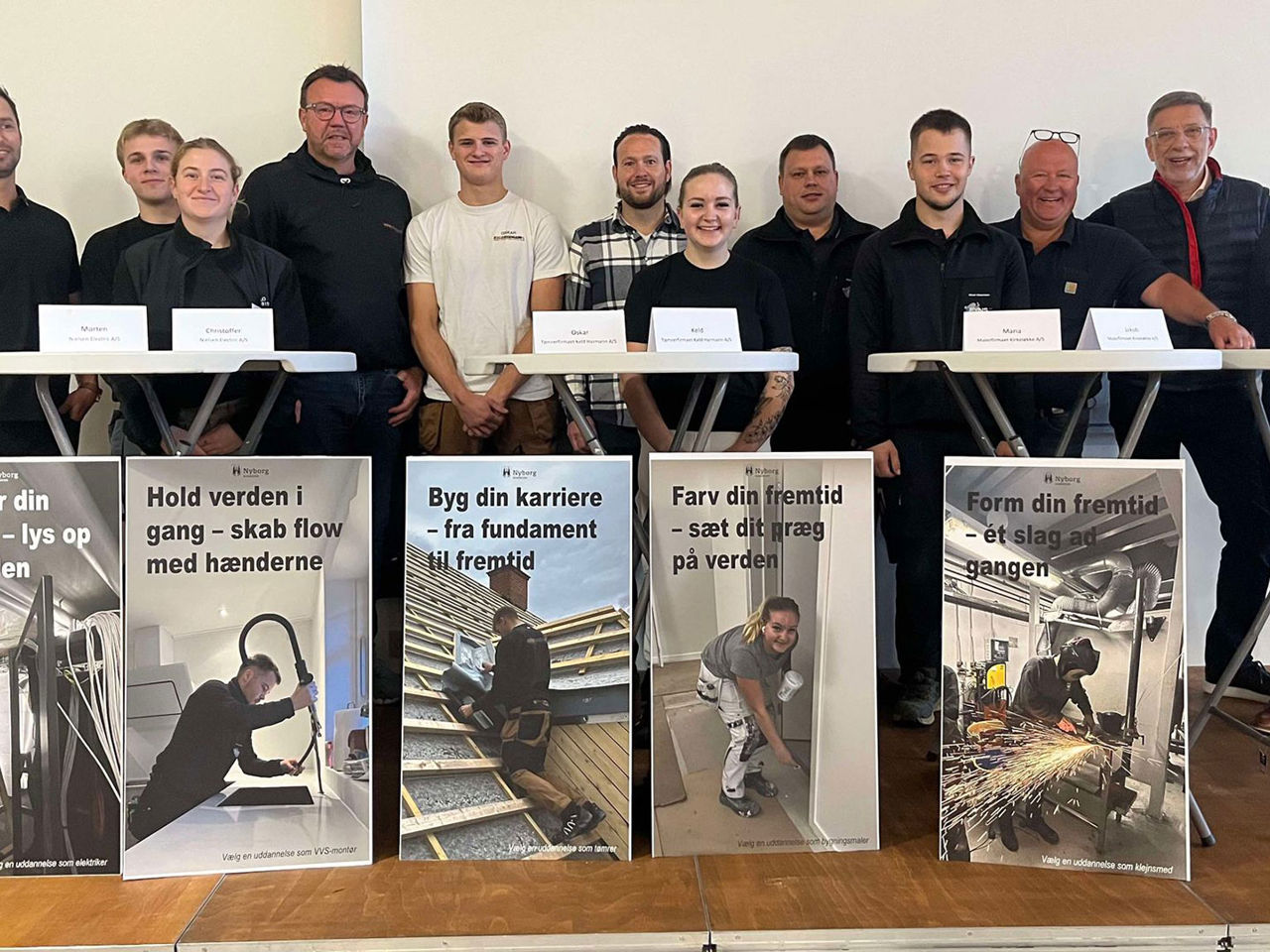 Fællesfoto af udvalgte håndværksmestre og deres lærlinge // Foto: Nyborg Kommune