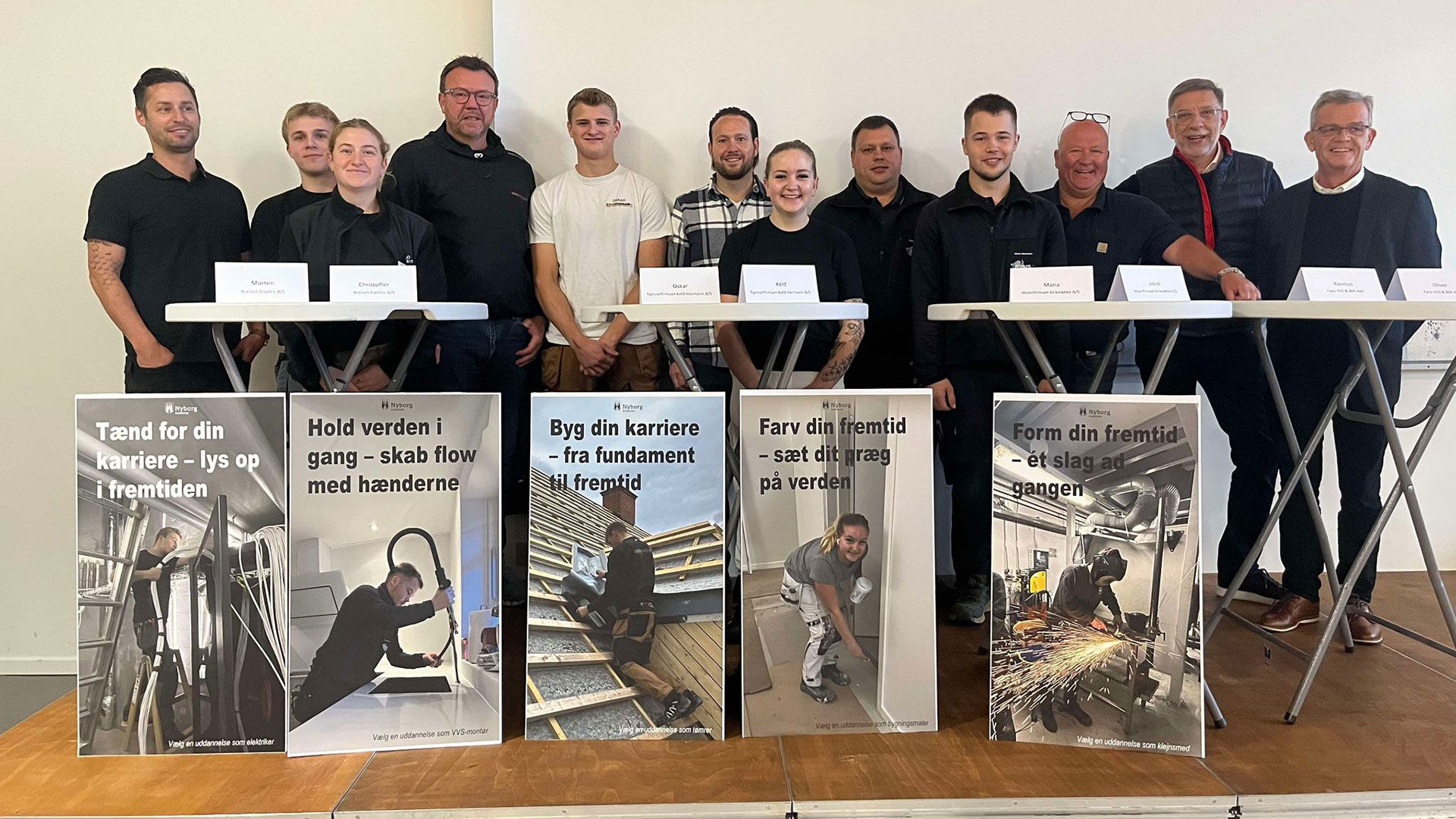 Fællesfoto af udvalgte håndværksmestre og deres lærlinge // Foto: Nyborg Kommune