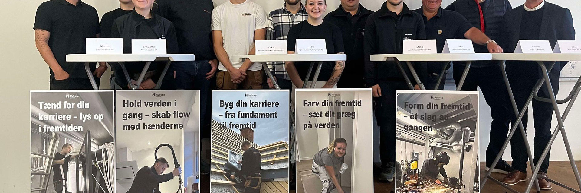 Fællesfoto af udvalgte håndværksmestre og deres lærlinge // Foto: Nyborg Kommune