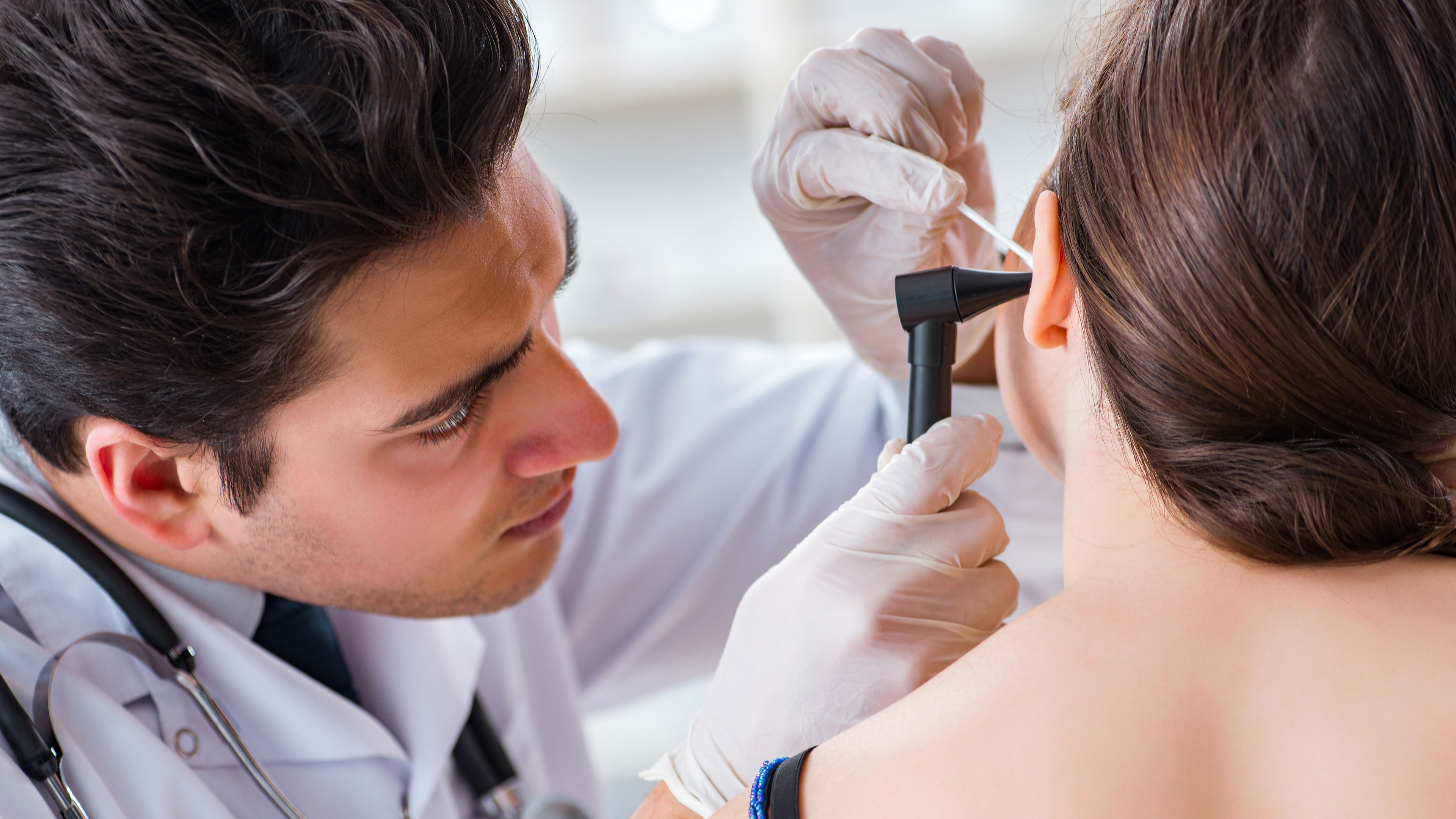 Kvinde der bliver undersøgt af en ørelæge