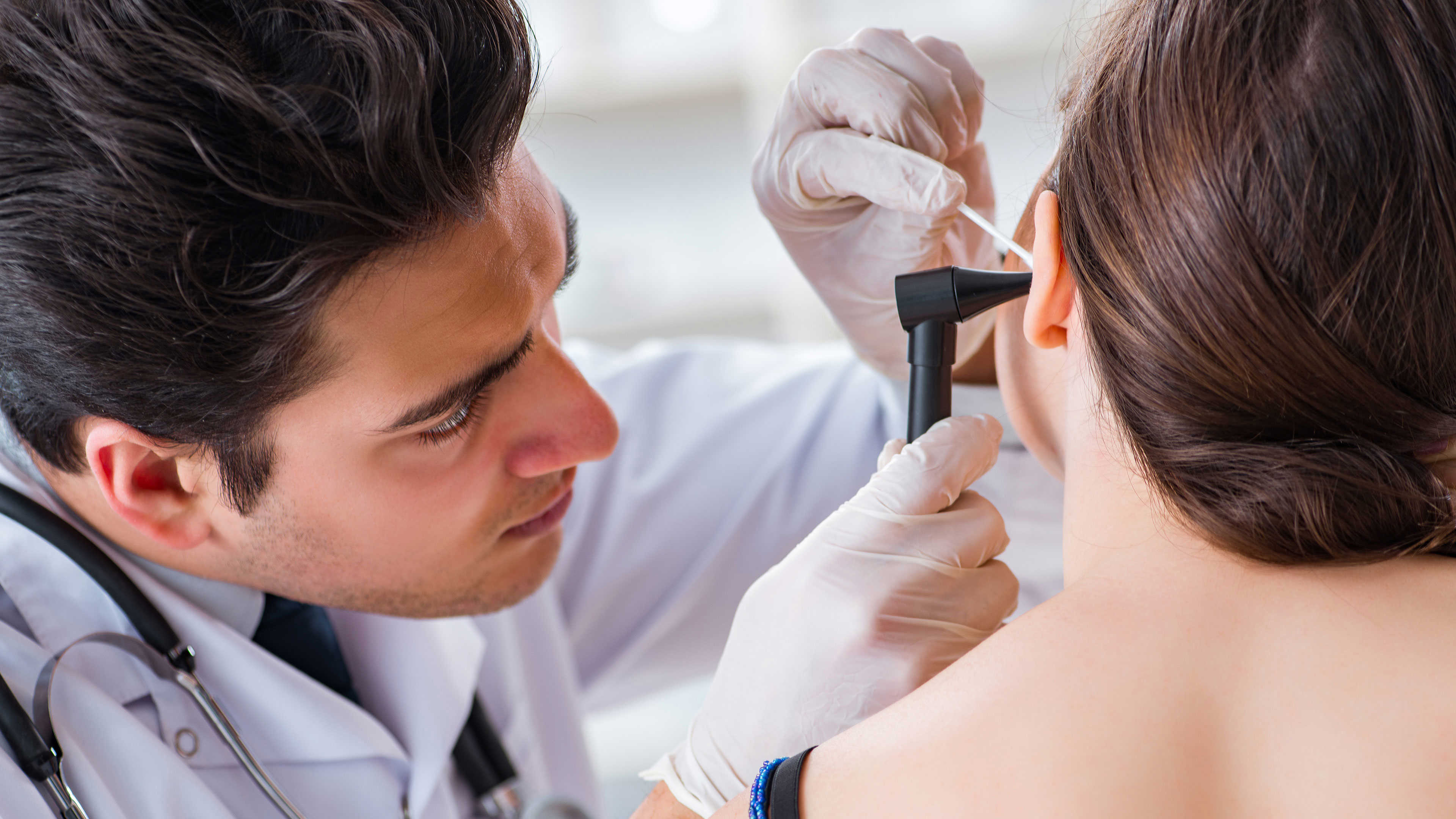 Kvinde der bliver undersøgt af en ørelæge