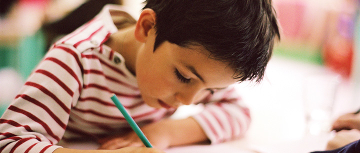 Dreng sidder og tegner