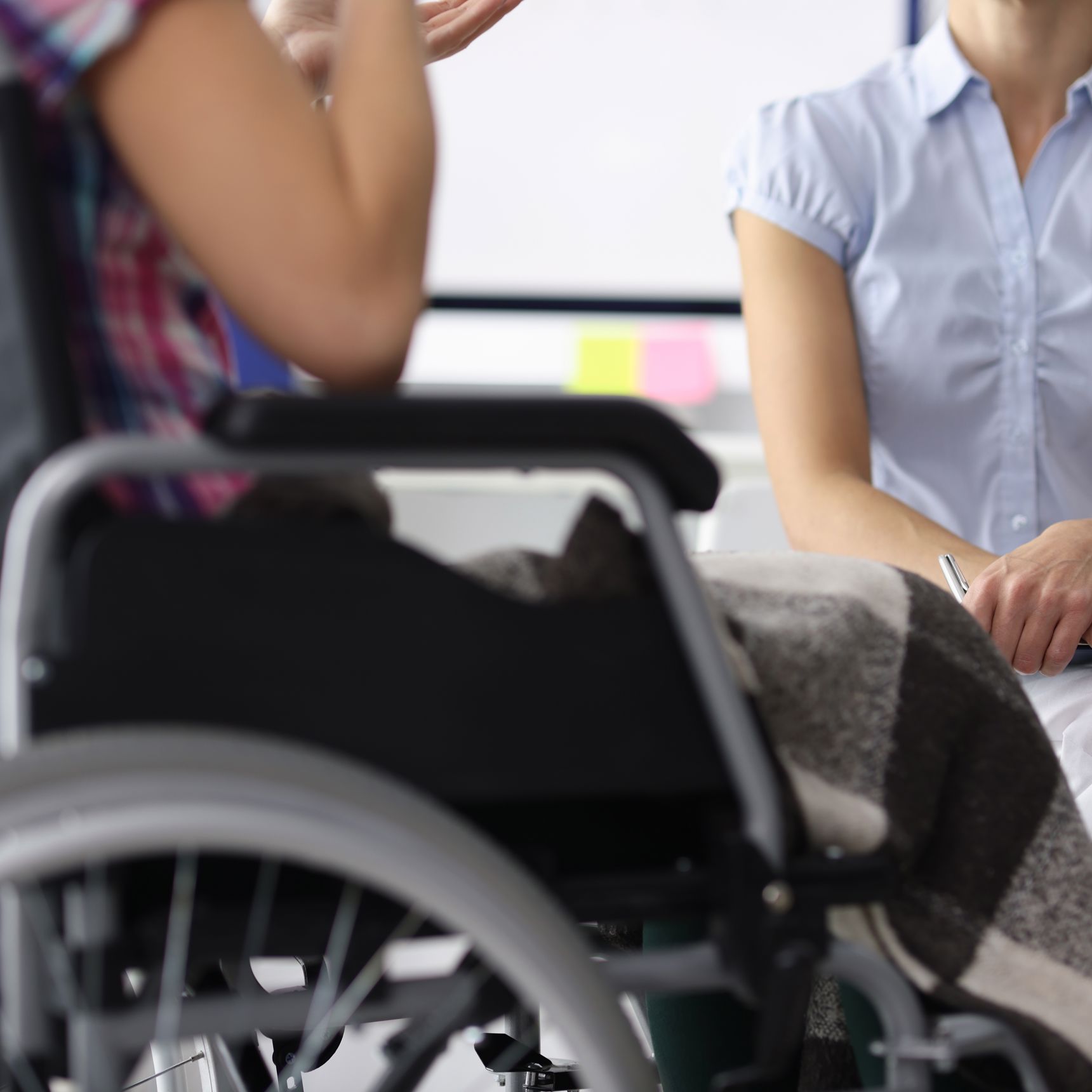 To kvinder i en samtale