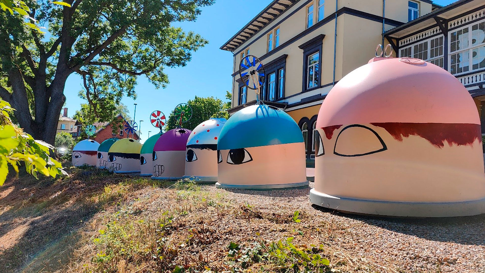 Skraldeigloer pyntet under TDF