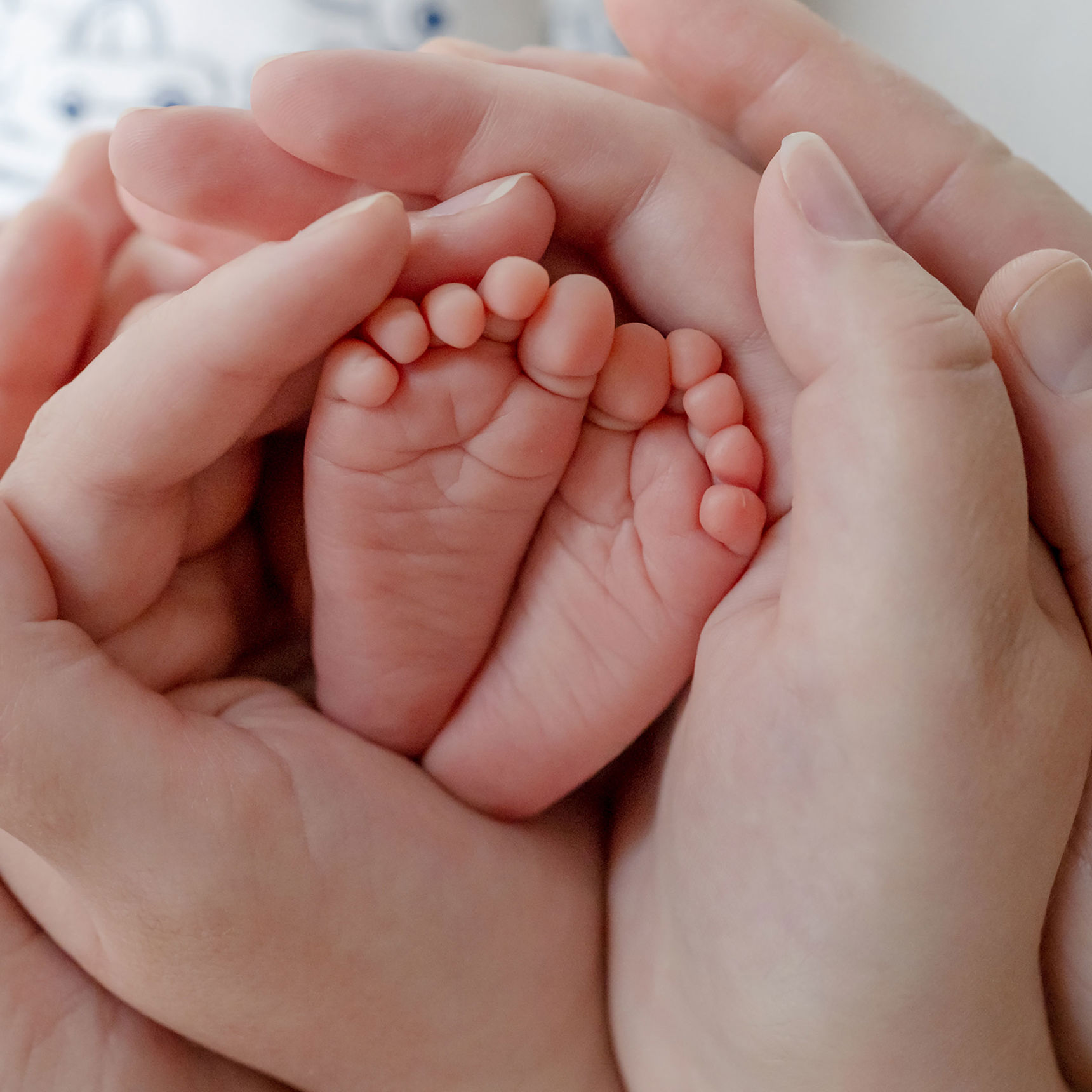 Hænder der holder barnefødder