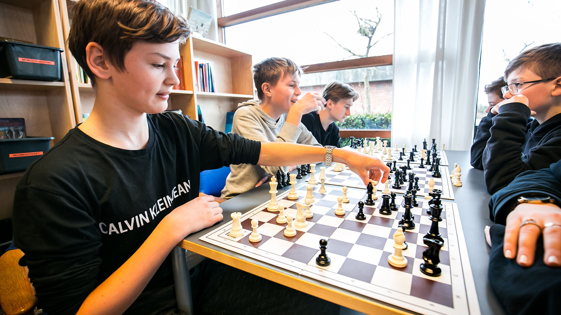 Børn der spiller skak