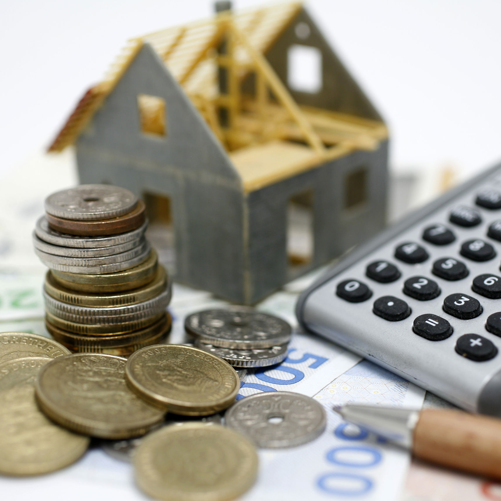 Penge, lommeregner og husfigur