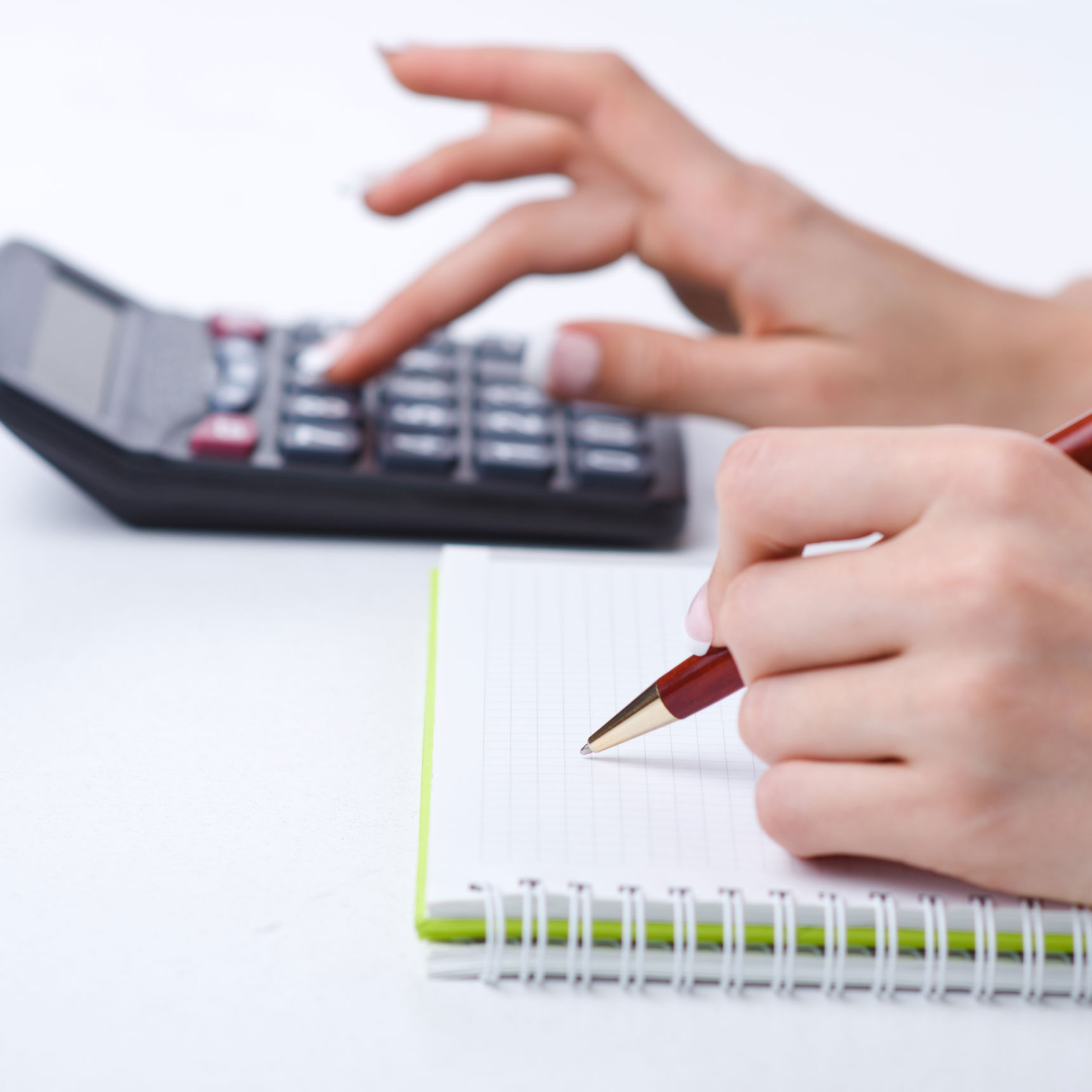 Kvinde taster på lommeregner