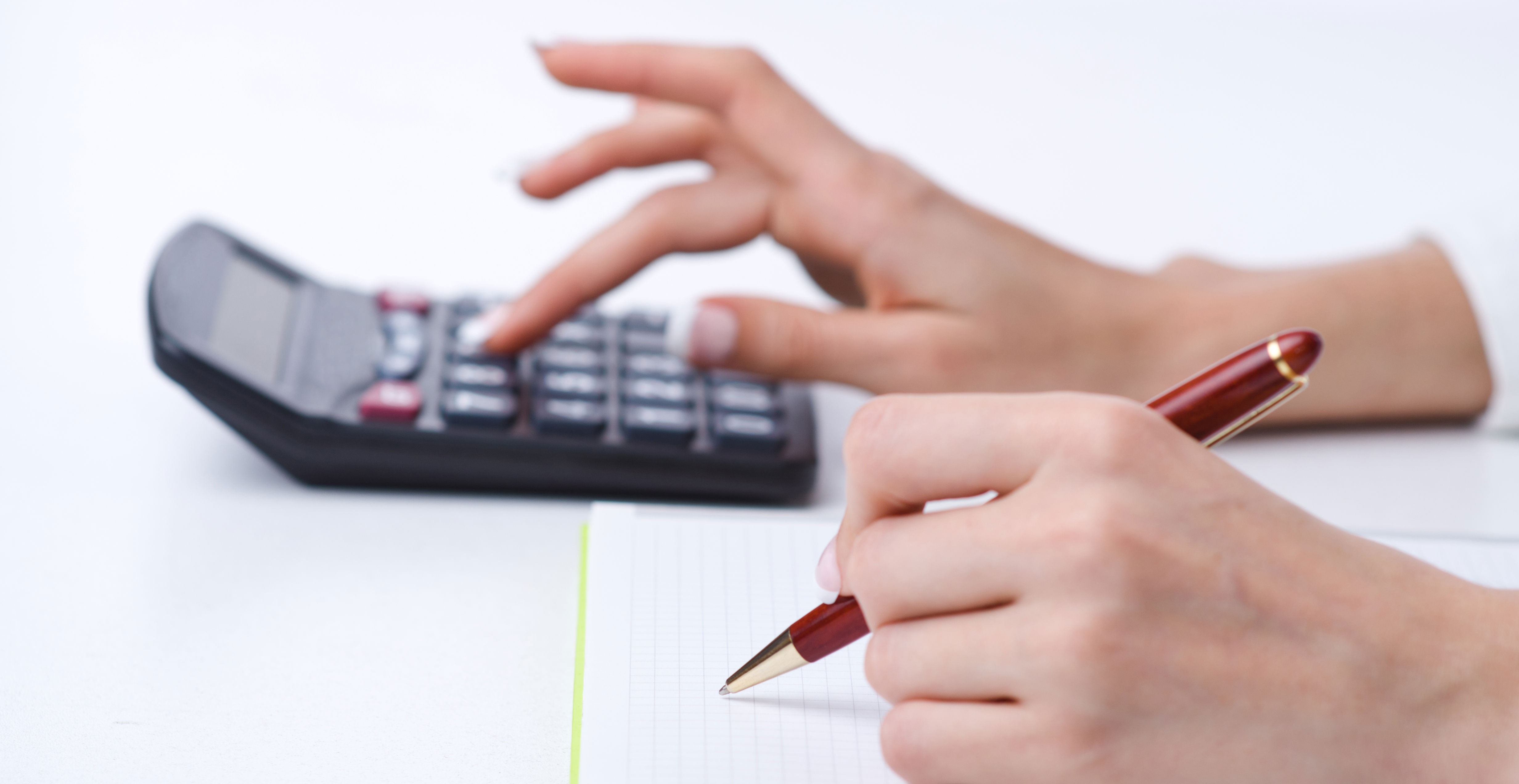 Kvinde taster på lommeregner