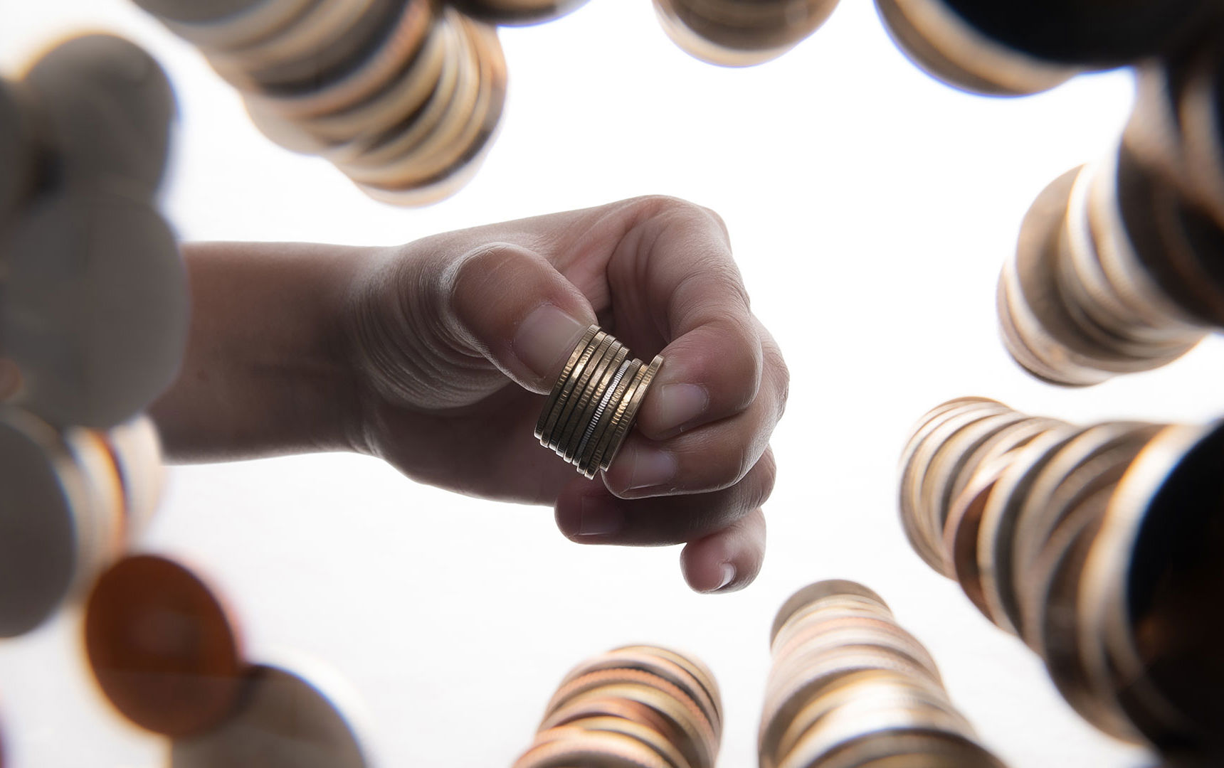 Hånd med mønter - set nedenfra