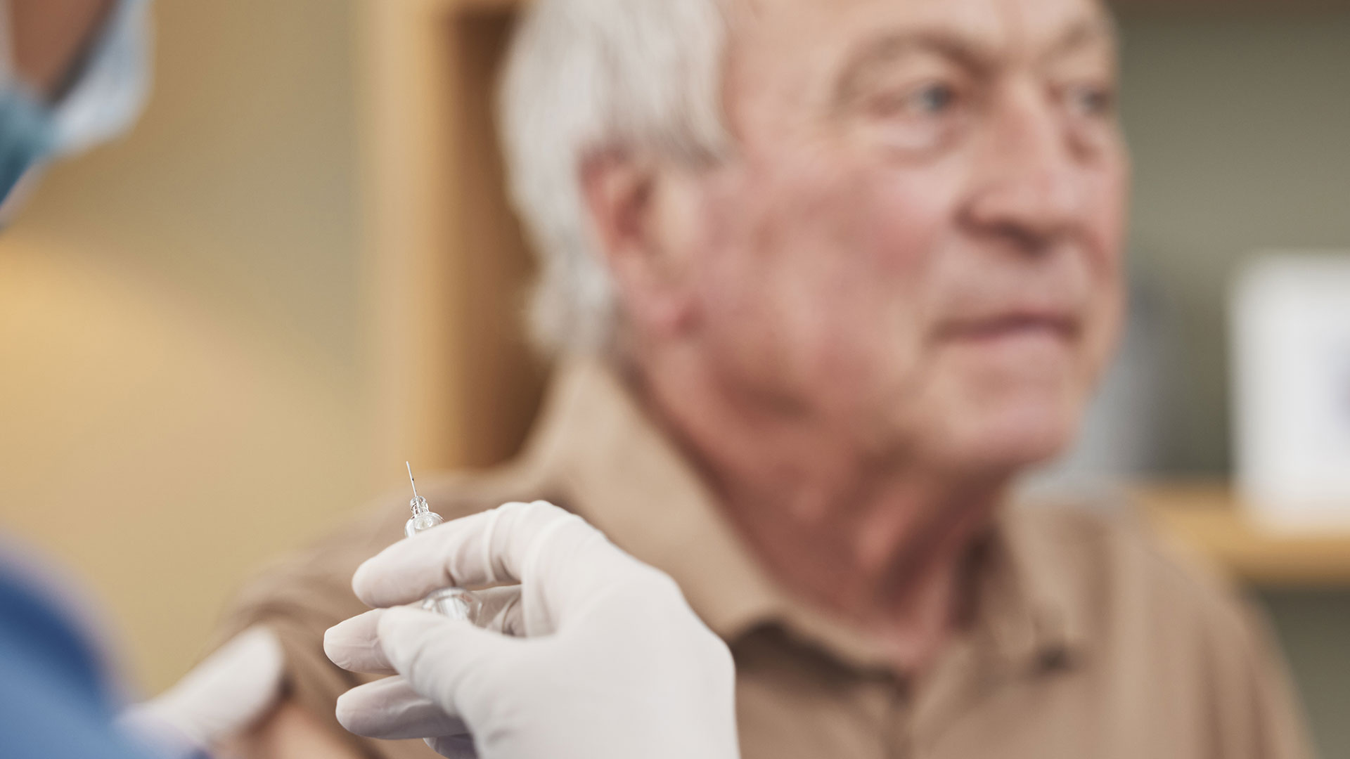 Ældre mand der bliver vaccineret