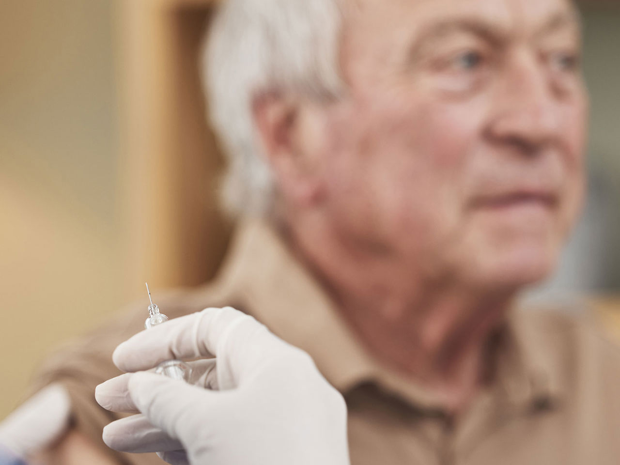 Ældre mand der bliver vaccineret