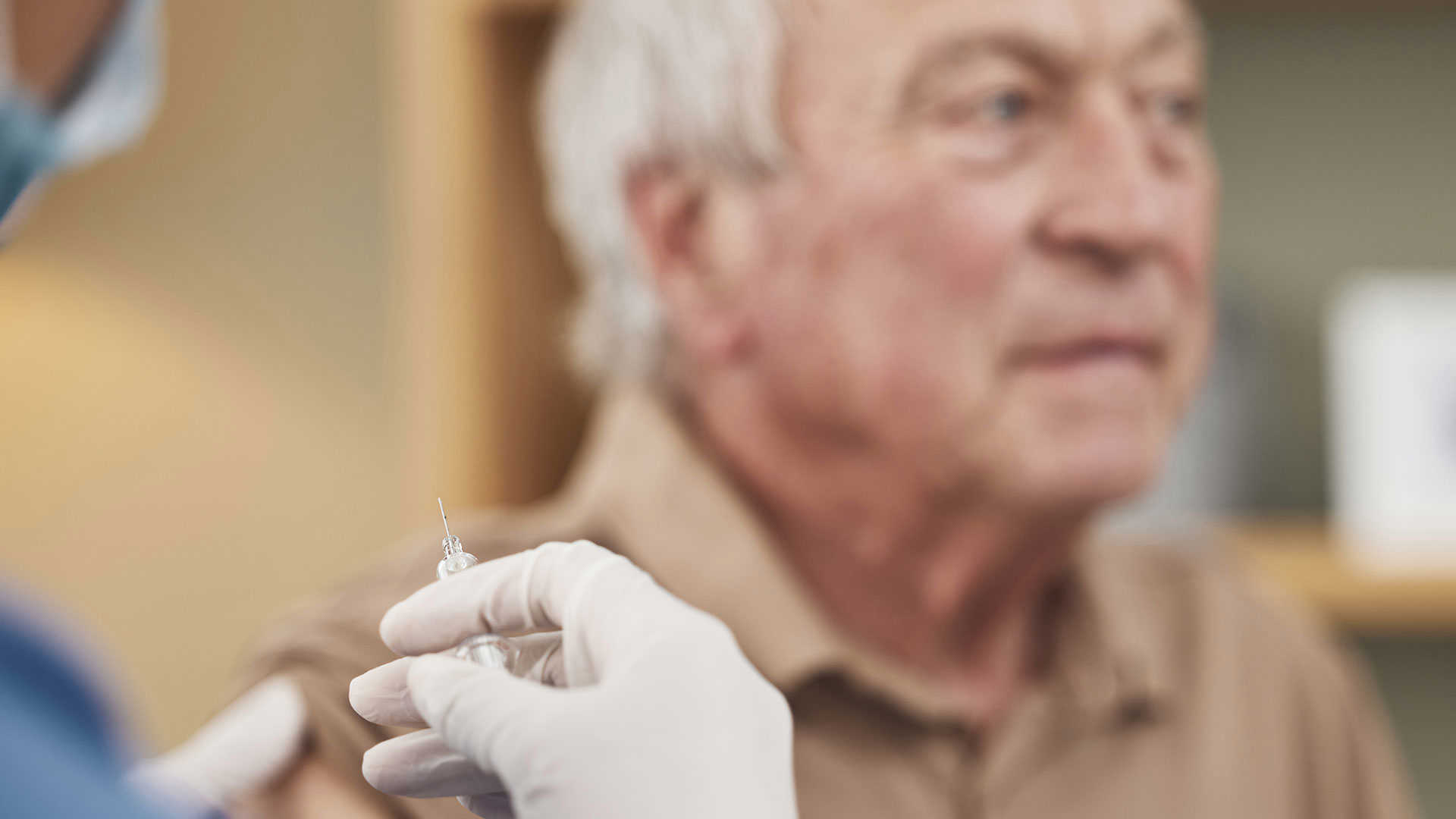 Ældre mand der bliver vaccineret