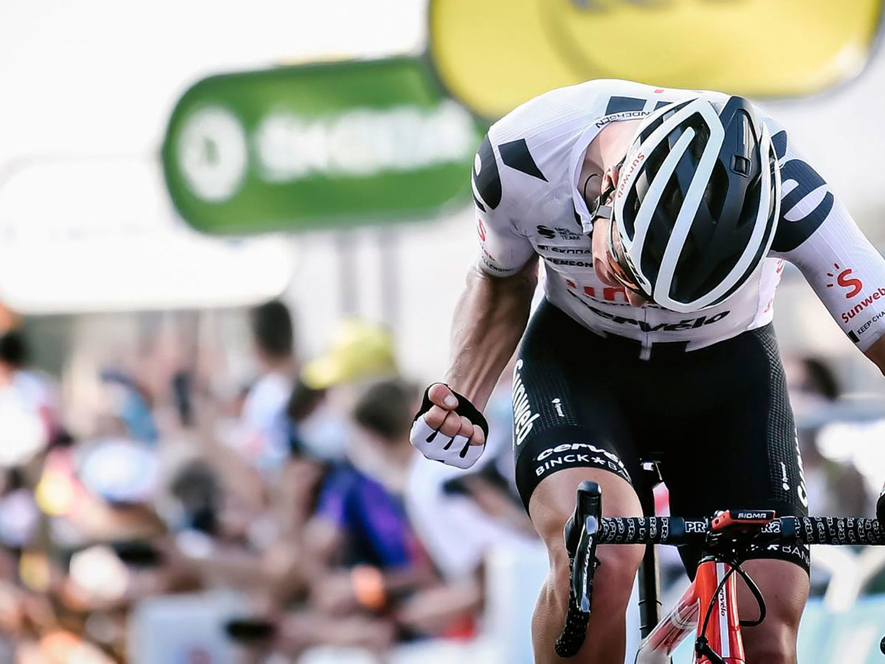 Cykelrytter på vej i mål