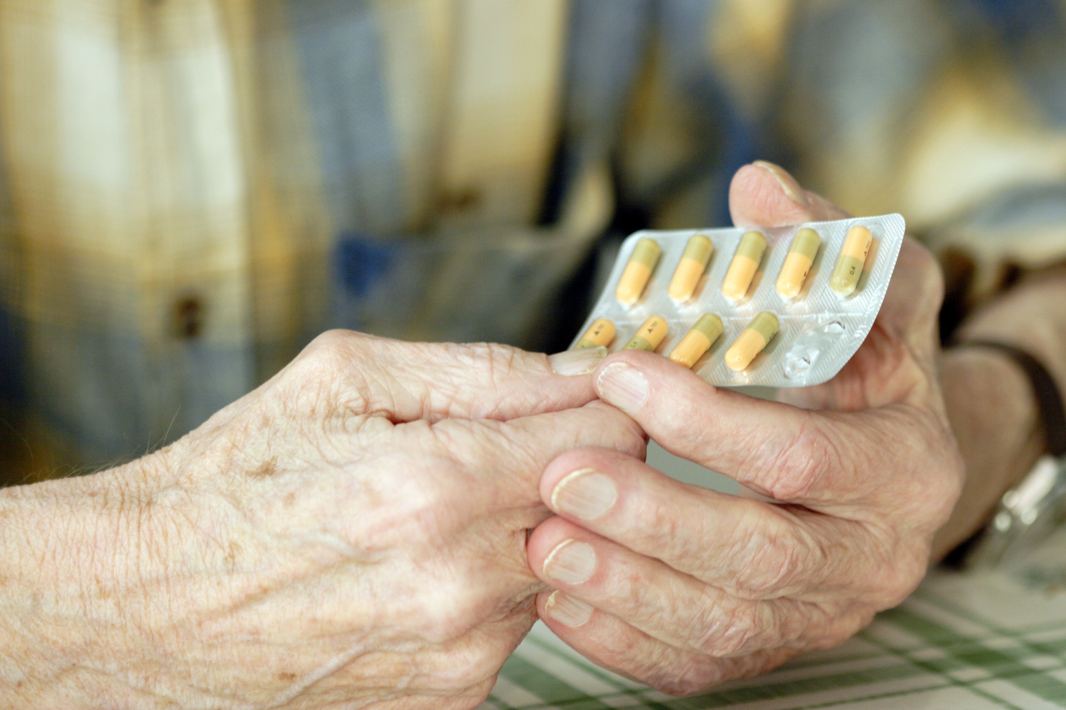 Person og pakke med medicin