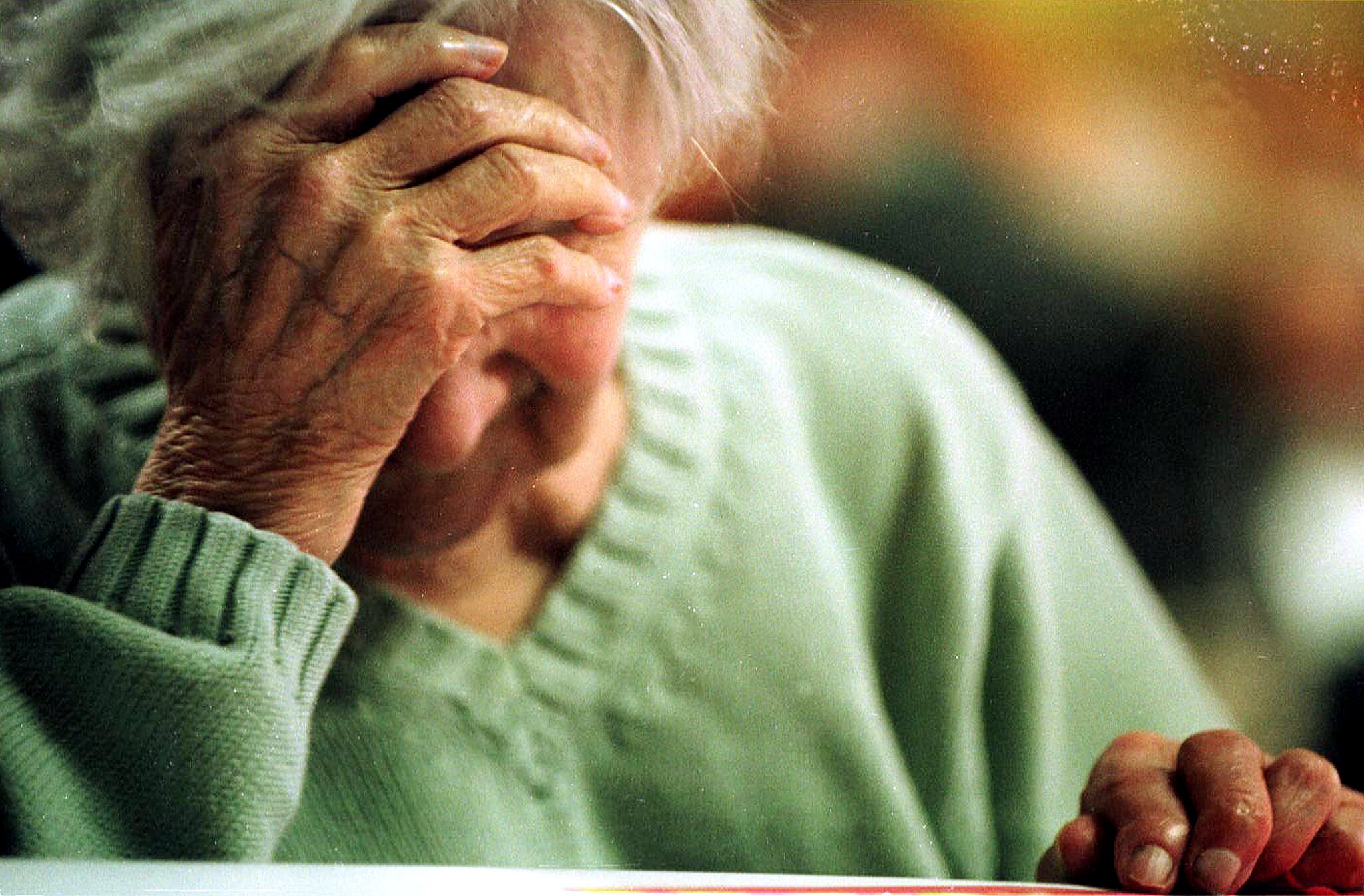 Kvinder holder sig til hovedet