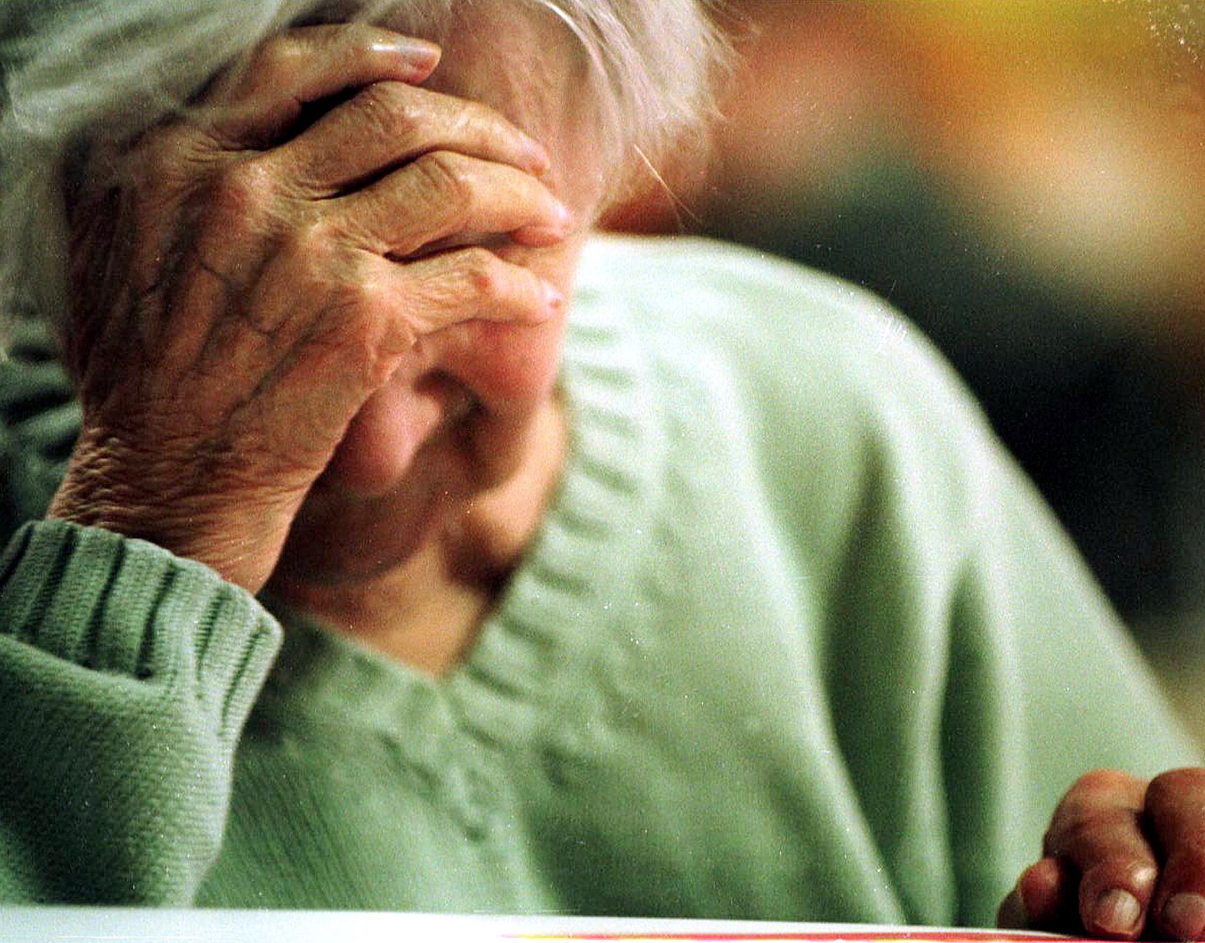 Kvinder holder sig til hovedet