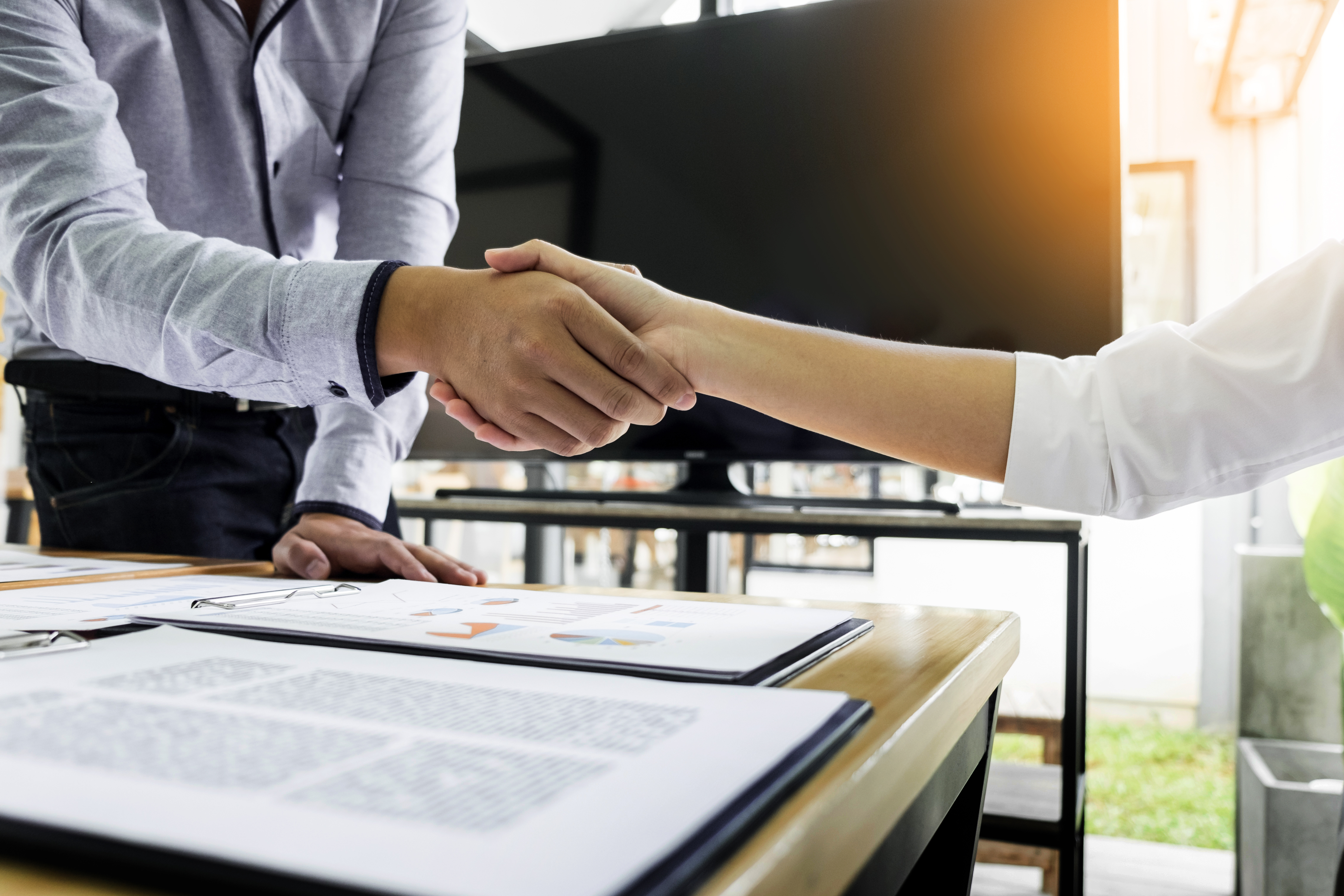 To der giver hinaden hånden // Foto: Colourbox