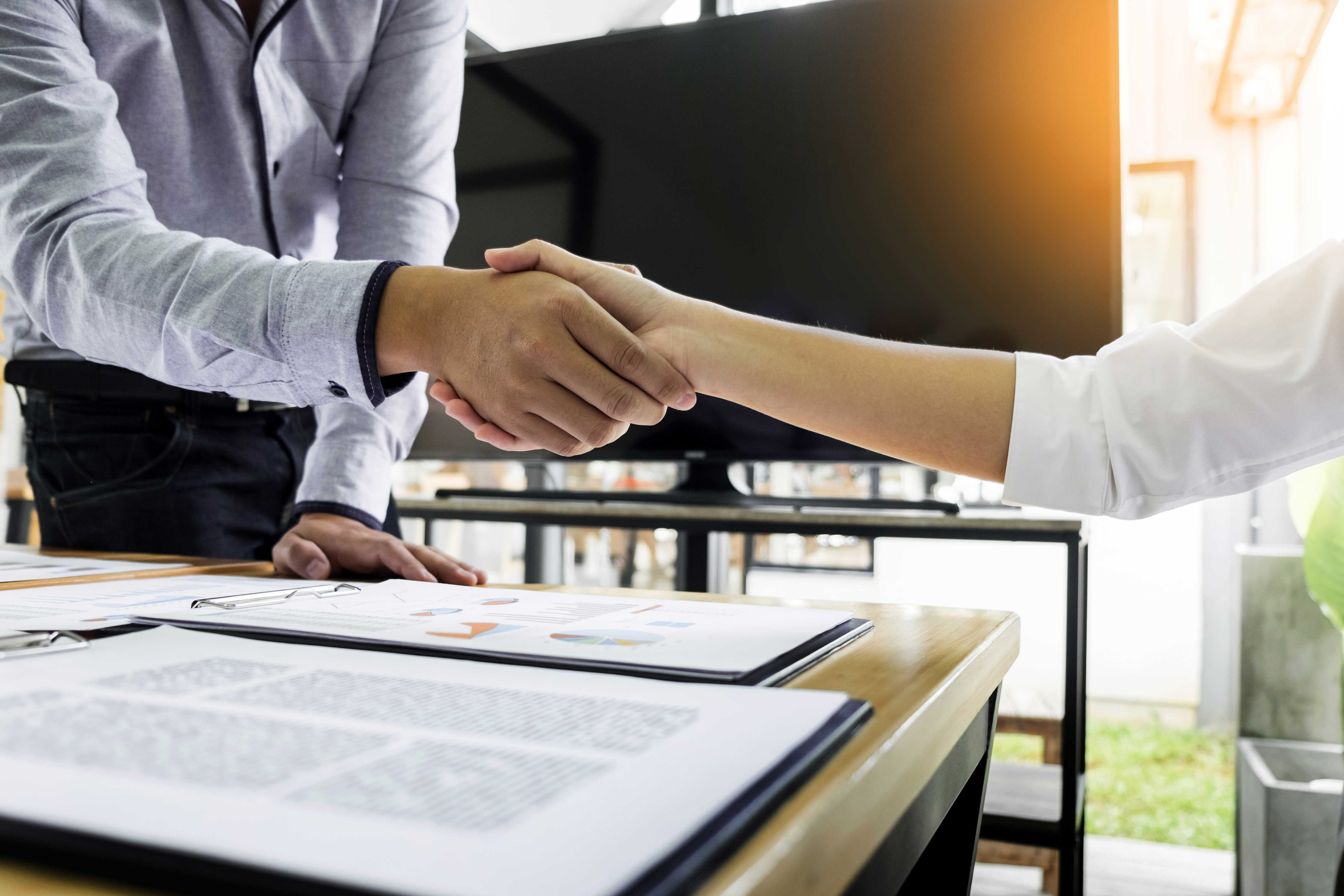 To der giver hinaden hånden // Foto: Colourbox