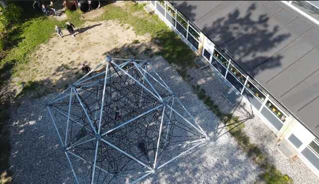 En skolegård set fra oven